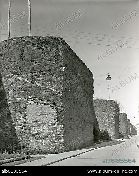 MURALLA ROMANA DE LUGO - SIGLO II - FOTOGRAFIA EN BLANCO Y NEGRO - AÑOS 50.