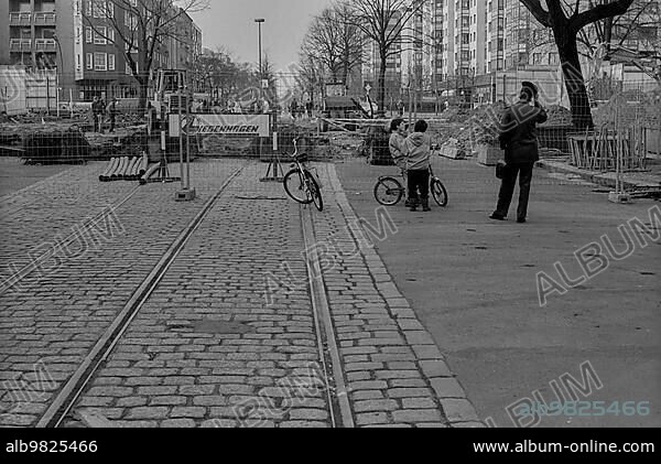 GDR; Berlin; 15.03.1990; demolition of the Wall Brunnenstraße (the street parts East and West are reconnected); children with bicycle; policeman.