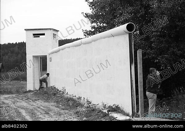 Germany, Mödlareuth, 18. 08. 1991, watchtower, wall, in the former border village of Mödlareuth in Thuringia, the village was divided by a wall during the division of the two German states, Europe.