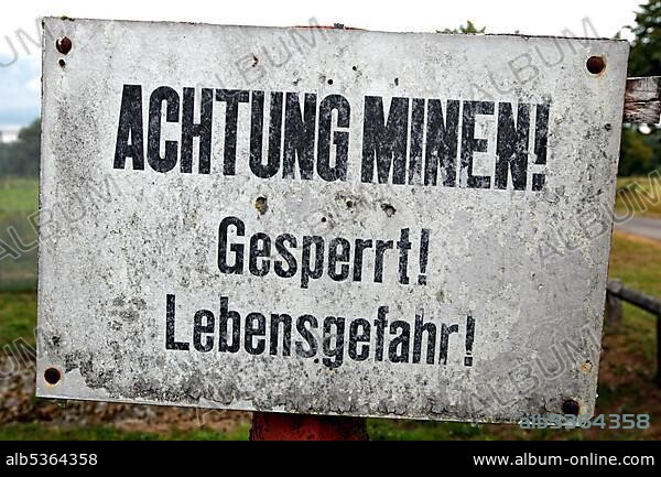Sign Achtung Minen, Wrechower Aue, nature reserve Aland-Elbe-Niederung, UNESCO biosphere reserve Flusslandschaft Elbe, Kolonnenweg, Lochplattenweg, inner-German border fortification, Grünes Band, Grenzweg, Wüstung Stresow, Aulosen, community Aland.