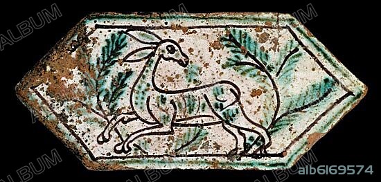 ALFARDON CATALAN CON GACELA DECORADO EN VERDE Y MANGANESO PROCEDENTE DE UNA SOLERIA DE CASTELLO D'EMPURIES - SIGLO XIV.