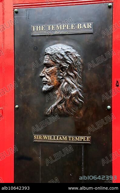 Sir William Temple plaque outside the Temple Bar pub, Dublin city centre, Ireland, Republic of Ireland, Europe.