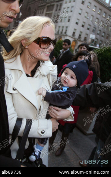 February 8 2008, New York City Spice girl Emma Bunton (Baby Spice) was spotted shopping at the Gucci store on 5th Avenue with son Beau Lee Jones and partner Jade Jones. 08/02/2008