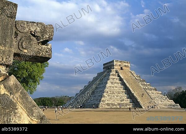Kukulkan Pyramid, Temple of Kukulkan, Chichen Itza, Yucatan, Mexico, Central America.