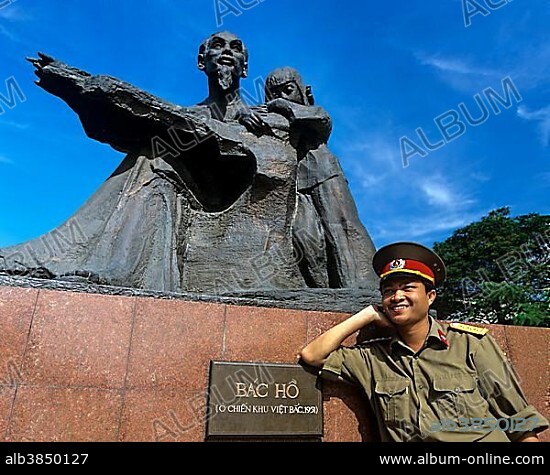 Soldier leaning against the statue of Ho Chi Minh or "Uncle Ho" with a child, Saigon, Ho-Chi-Minh-Stadt, Südvietnam, Vietnam, Asia.
