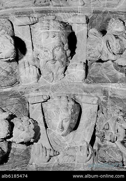 MAESTRO MATEO. DET- CRISTO JUEZ SOBRE UN ANGEL EN EL ARCO DERECHO DEL PORTICO DE LA GLORIA - SIGLO XII - ROMANICO ESPAÑOL - FOTOGRAFIA EN BLANCO Y NEGRO - AÑOS 50.