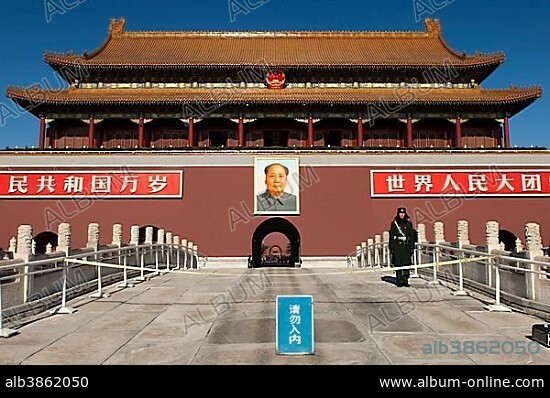 Guard at the Gate of Heavenly Peace at the entrance to the Forbidden City, Tiananmen Square, Beijing, China, Asia.