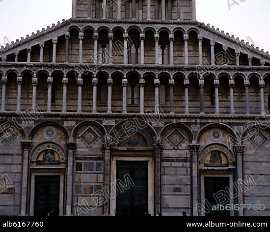BUSCHETTO (SIGLO XII) Y TINO DI CAMAINO. DETALLE DE LA FACHADA DE LA CATEDRAL DE PISA - SIGLO XI/XII - ROMANICO ITALIANO.