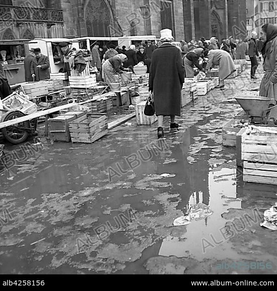 Rain puddles on the market place, Freiburger Münstermarkt, approx. 1945 to 1955, Freiburg, Germany, Europe.