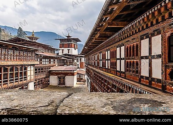 Monastery fortress, Trongsa Dzong, Trongsa, Himalayan region, Bhutan, Asia.