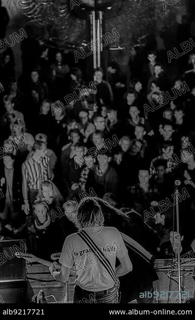 GDR, Berlin, 26.1.1990, Palast total, youth event in the Palast der Republik, band, Gläserne Blume (glass flower).