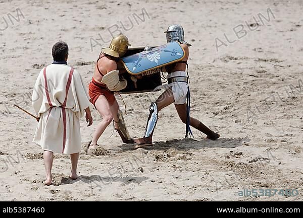 Provocator versus Provocator, a gladiator fight, exhibition fight, Familia Gladiatoria Pulli Cornicinis by Marcus Junkelmann, Roemerfest festival 2012, stadium of the Archaeologischer Park Xanten outdoor museum, Lower Rhine region, North Rhine-Westphalia, Germany, Europe.