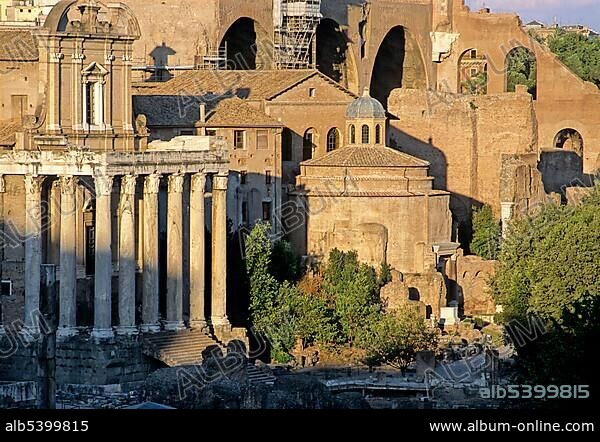 Temple of Antoninus and Faustina with Church of San Lorenzo in Miranda, Tempel Divus Romulus, Basilica of Maxentius and Constantine, Roman Forum, Rome, Lazio, Italy, Europe.