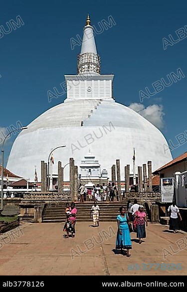 Visitors at Ruwanwelisaya or Ruwanweli Maha Seya Stupa, Anuradhapura, Sri Lanka, Asia.