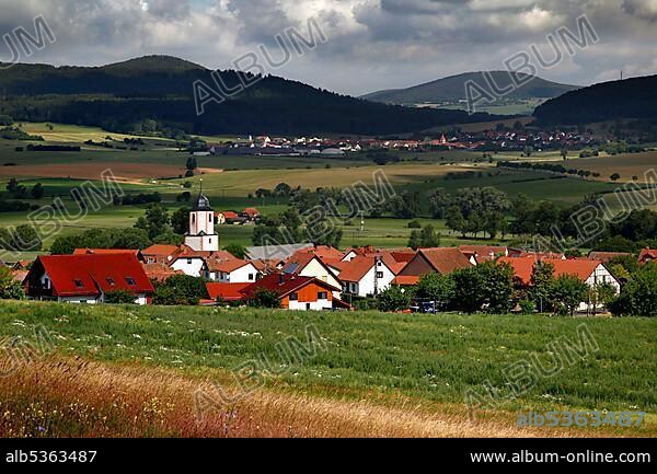 View of village and Rhön, hiking trail through meadows and fields, Lochplattenweg, Grünes Band, border trail, former German-German border, Hermannsfeld, Gemeinde Rhönblick, Landkreis Schmalkalden-Meiningen Triebel, Rhön, Thuringia, Germany, Europe.