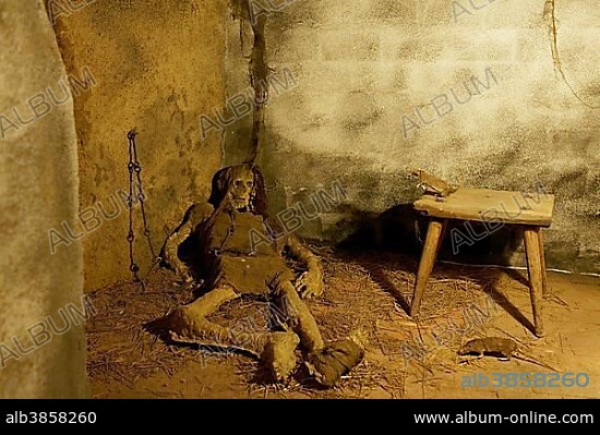 Rats and the remains of a starved prisoner in the dungeon, lifelike figures, Loket Castle, Loket, Karlovy Vary Region, Bohemia, Czech Republic, Europe.