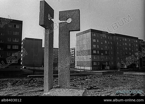 GDR, Berlin, 02. 02. 1989, art installation by Robert Rehfeldt, Hohenschönhausen (Plattenbau).