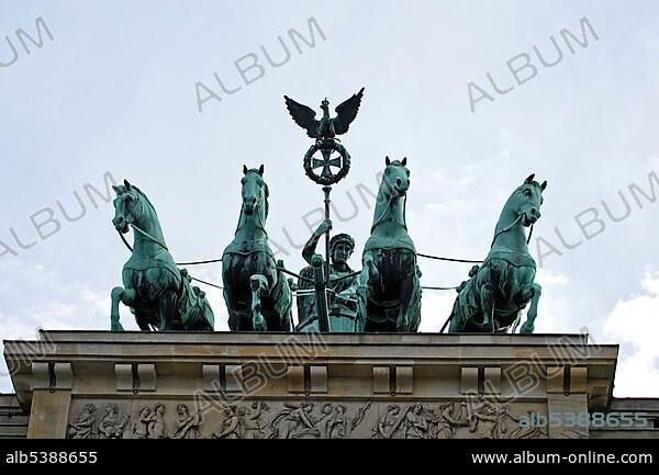 Quadriga, sculpture of a chariot drawn by four horses atop the Brandenburger Tor (Brandenburg Gate), Berlin, Germany, Europe.