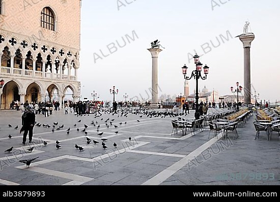 Column of San Marco with the Lion of St Mark and San Teodoro, Doge's Palace, Palazzo Ducale, Piazzetta San Marco, St Mark's Square, Venice, Venezia, Veneto, Italy, Europe.