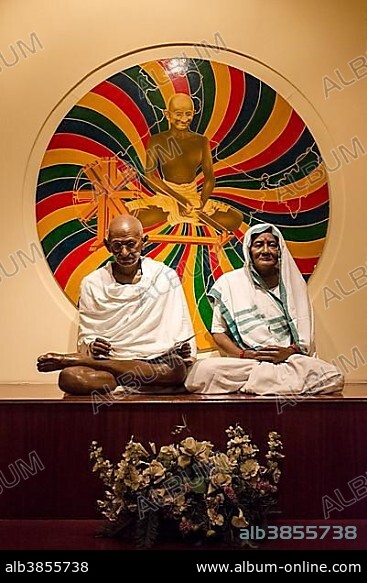 A sculpture of Mahatma Gandhi and his wife Kasturba in the Gandhi Memorial Museum, New Delhi, Delhi, India, Asia.