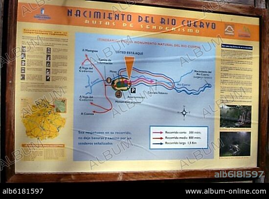 CARTEL CON LAS RUTAS DE SENDERISMO DEL NACIMIENTO DEL RIO CUERVO.
