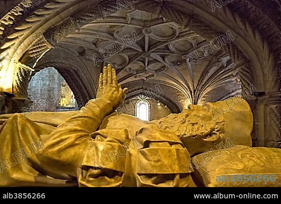 Tomb of the explorer Vasco da Gama, Mosteiro dos Jerónimos, Jeronimos Monastery, UNESCO World Cultural Heritage Site, Belém, Lisbon, Lisbon District, Portugal, Europe.