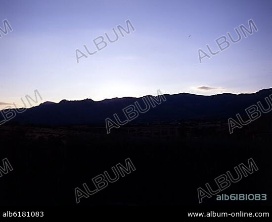 PERFIL DE LA SIERRA DE GUADARRAMA/CUERDA LARGA AL ATARDECER EN VERANO-.