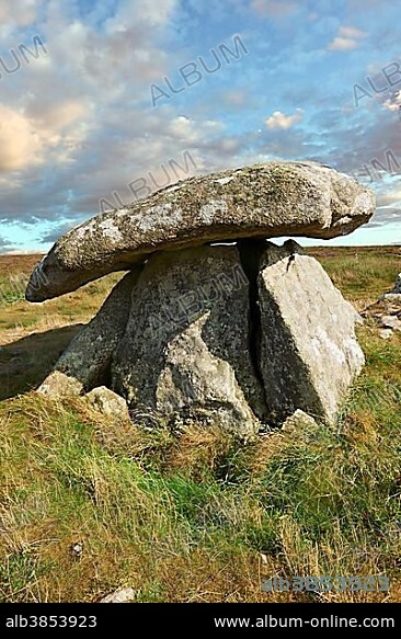 Chûn Quoit, megalithic burial dolmen from the Neolithic period, circa 2400 BC, near Morvah on the Chun Nature Reserve, Penwith peninsula, Cornwall, England, Great Britain.