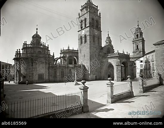 CAPILLA DE LA VIRGEN DE LOS OJOS GRANDES PORTICO NORTE Y TORRE DE LA CATEDRAL DE LUGO - FOTOGRAFIA EN BLANCO Y NEGRO - AÑOS 50.