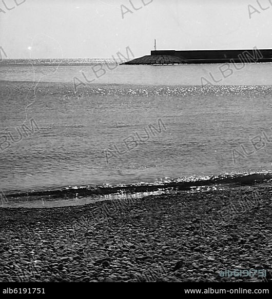 PLAYA DE JAVEA CON EL ESPIGON AL FONDO - FOTOGRAFIA EN BLANCO Y NEGRO - AÑOS 60.