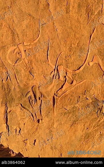 La vache qui pleure, rock engraving of a crying cow, neolithic rock art near Djanet, Tassili N´Ajjer National Park, Unesco World Heritage Site, Algeria, Sahara, North Africa, Africa.