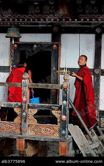 Monks on the site of the monastery of the castle fortress of Trongsa Dzong, Trongsa, Trongsa District, Bhutan, Asia.
