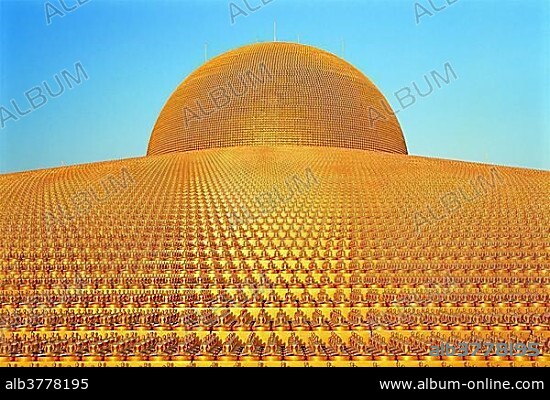 Buddhist temple Wat Phra Dhammakaya with golden Dhammakaya Buddha statues on the Chedi, Mahadhammakaya Cetiya, Khlong Luang District, Pathum Thani, Bangkok, Thailand, Asia *** IMPORTANT: This image may not be used in a negative connection with the Dhammakaya Temple ***.