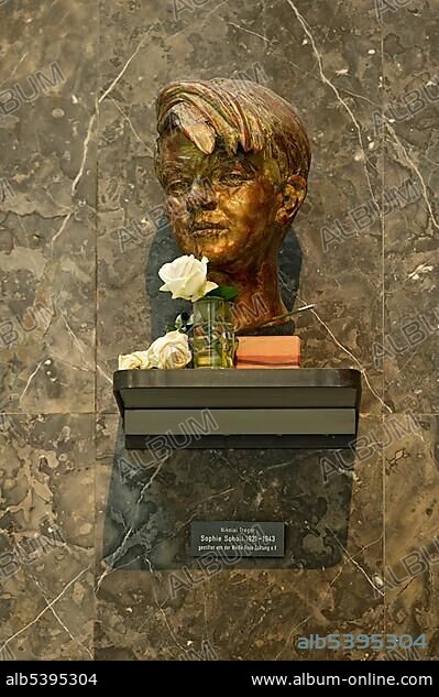 Bronze bust of Sophie Scholl by Nikolai Tregor, White Rose memorial, opponent of the Third Reich, Lichthof, atrium of the LMU, Ludwig Maximilian University, main building, Munich, Upper Bavaria, Bavaria, Germany, Europe.