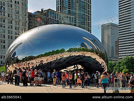 Cloud Gate or The Bean, and Chicago skyline, Millenium Park, Chicago, Illinois, United States, North America.