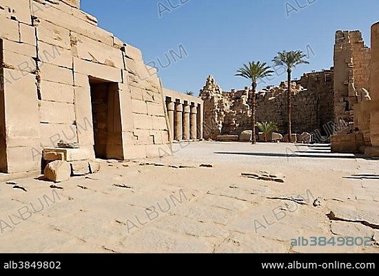 Great yard, Temple of Amun-Re, Karnak Temple, Luxor, Nile Valley, Egypt, Africa.