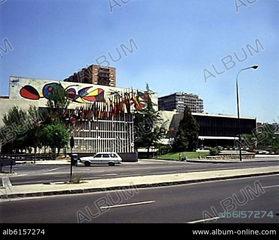 JOAN MIRÓ. PALACIO DE CONGRESOS Y EXPOSICIONES DE MADRID- 1965 - FACHADA A LA AVENIDA GENERAL PERON - MURAL CERAMICO DE MIRO REALIZADO EN 1980 - FOTO AÑOS 80.