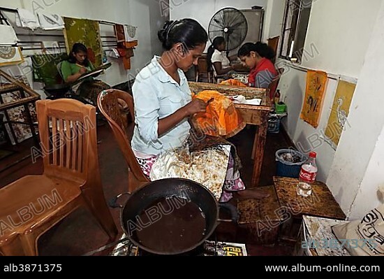 Batik crafting, Sinhalese women, Kandy, Central Province, Sri Lanka, Asia.