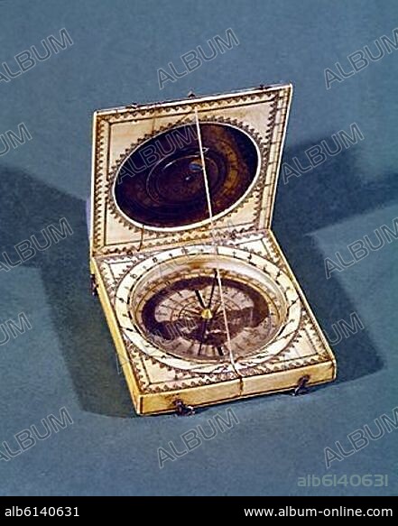 RELOJ SOLAR PORTATIL EN MARFIL DE DIEPPE-S XVIII.