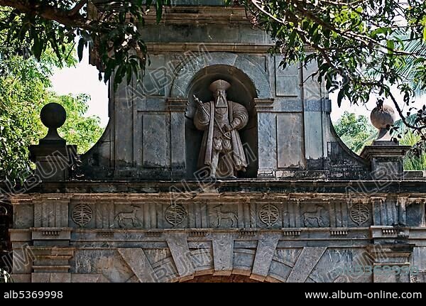 Statue of Vasco da Gama graces the river facing side of the Viceroy's Arch, Old Goa, Velha Goa, India, Asia.