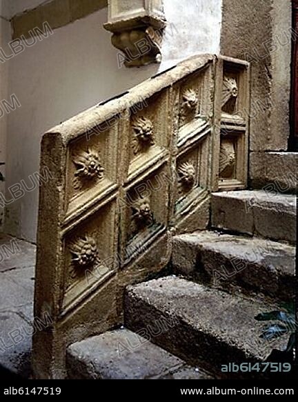 INTERIOR-BARANDILLA DE PIEDRA DE ACCESO A UNA PUERTA.