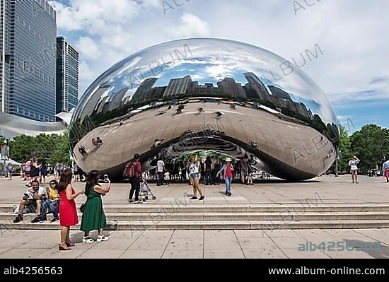 Mirroring sculpture Cloud Gate, The Bean, by British artist Anish Kapoor, Millennium Park, Chicago, Illinois, USA, North America.