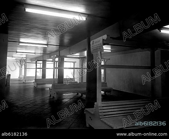 VESTUARIOS DEL ESTADIO SANTIAGO BERNABEU - FOTOGRAFIA EN BLANCO Y NEGRO - AÑOS 50.