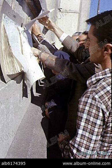 REFERENDUM DE 1976-VOTANTES CONSULTANDO LAS LISTAS DEL CENSO ELECTORAL.