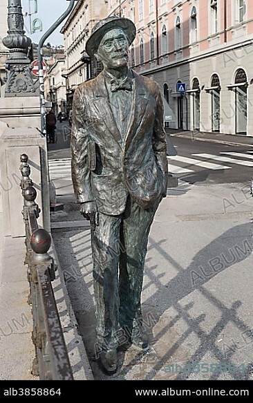 Bronze statue of writer James Joyce on the Grand Canal, Via Roma, Trieste, Friuli-Venezia Giulia, Italy, Europe.