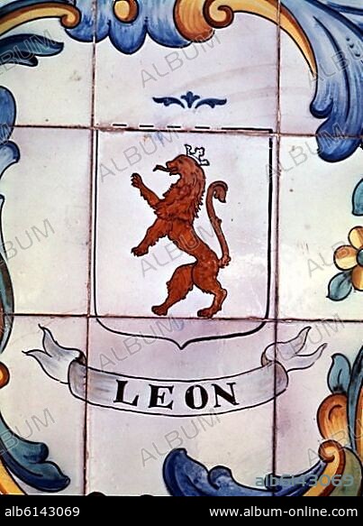 ESCUDO DE CERAMICA DE MANISES-LEON.