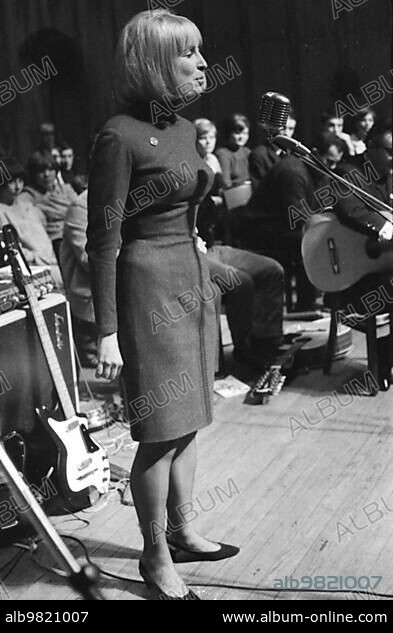 Personalities from politics; economy and culture from the years 1965-71. Vera Oelschlegel (actress) (singer) GDR; DEU; Germany; Europe.
