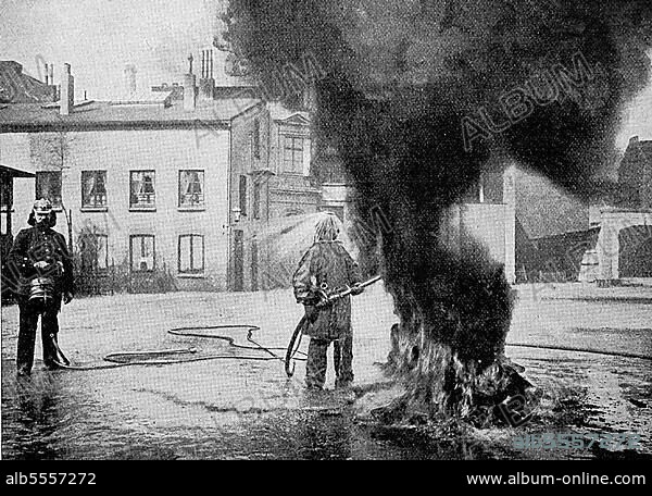 Der Altonaer Feuerschutzanzug für die Feuerwehr, Feuerwehrmann bei einer Übung, 1899, Deutschland, Historisch, digital restaurierte Reproduktion einer Originalvorlage aus dem 18. Jahrhundert, genaues Originaldatum nicht bekannt.
