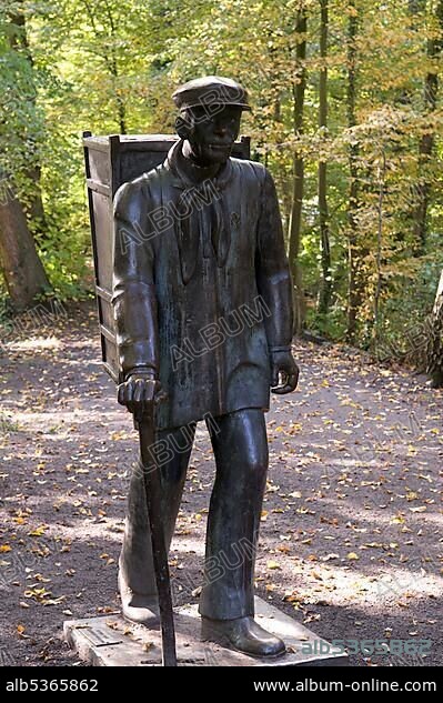 Kiepenkerl, statue at the Burg Vischering castle in Luedinghausen, Muensterland region, North Rhine-Westphalia, Germany, Europe.