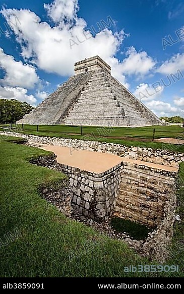 Pyramid El Castillo, Mayan city of Chichen Itza, excavation site, Yucatan, Mexico, Central America.